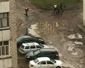 Въезд во двор. Через него  ездят к 3м домам. Несколько лет дорога не ремонтируется. Осенью положили поперёк тротуар. Глубина ям только увеличилась.