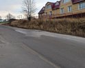 Вытекает с обочины образуя наледь создавая аварийную обстановку.