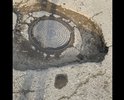 Возле люка образовалась огромная яма, уже не первая машина, которой пробило колесо в этой яме. Решите как можно скорее эту проблему.