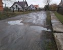 дорога, которая требует срочного ремонта. ямы и выбоины наблюдаются по всей длине и ширине улицы. в дождь вообще не проехать!