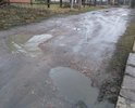 дорога, которая требует срочного ремонта. ямы и выбоины наблюдаются по всей длине и ширине улицы. в дождь вообще не проехать!