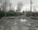 более 30 лет на всей улице не было асфальта. по этой дороге дети (за неимением тротуара)   ходят в школу, а самых маленьких водят в детский сад, нередко наблюдается картина, как дети просто соскальзывают в эти лужи по грязи