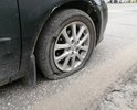 Попала в яму на этом участке дороги. Дорога в городе Ковров в ужасном состоянии. Город Воинской Славы, как после войны. Позор нашей администрации