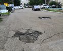 яма во дворе, и люк от канализации так же рядом с ямкой