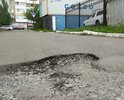 Многолетняя большая яма при въезде в жилой микрорайон с пер. Трубного