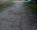 участок неровной дороги, ямы которой присыпаны щебнем