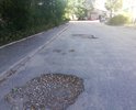 многочисленные ямы на участке дороги