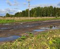 на этом участке дороги нет живого места, колеса машин выворачивает на изнанку, едешь 5 км в час. Проблема существует на протяжении 10 лет, иногда засыпят песком, но это проблему не решает. нужно полностью востанавливать дорогу!!!!