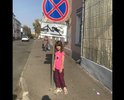 дорожный знак установлен по середине пешеходной дороги, высотой с 7ми летнего ребёнка. Взрослому человеку не задев его головой - не пройти