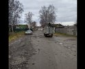 Единственная дорога которая ведёт с обоих направлений к домам: Полины Осипенко 4А,5А,7А,7Б. Которая не видела асфальта со времён СССР. 1-2 раза в год грейдер проходит, выравнивает, чего хватает до дождей.