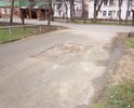 Яма на проезжей части дороги.
