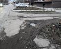 перед вьездом во двор многоквартирного дома 2 большие ямы. ремонт уже как 3 года не производится. также, въезд является проездом в детский сад. также, напротив дома на противоположной стороне дороги открытый люк