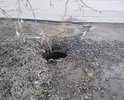 перед вьездом во двор многоквартирного дома 2 большие ямы. ремонт уже как 3 года не производится. также, въезд является проездом в детский сад. также, напротив дома на противоположной стороне дороги открытый люк
