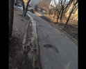 Участок улицы Узбекская сильно поврежден после прошедших осадков. Размыты недавно отремонтированные участки дороги. После сильных осадков на дороге систематически образуется ручей, размывающий дорожное полотно.