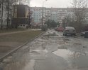 Ямы на проезжей части проезда вдоль Коммунальной 58, в прошлом году делали "ямочный" ремонт заплатками.