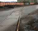 Требуется ремонт асфальтового покрытия дороги и замена досок внутри железнодорожного пути на современные резиновые маты.