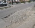 раскопали более 6 месяцев назад, видимо служба газа. Острые края, люди рвут резину, когда яма наполняется дождевой водой и её не видно. Ямой занята целая полоса движения, разметка об этом говорит.