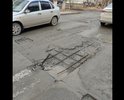 центральная улица не пригодна для движения. не безопасная для машин и пешеходов.