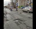 центральная улица не пригодна для движения. не безопасная для машин и пешеходов.