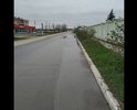 во время дождя постоянно стоит вода, водители обрызгиваю пешеходов