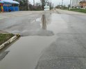 во время дождя постоянно стоит вода, не куда не уходит при солнечной погоде