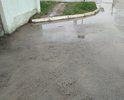 во время дождя постоянно стоит вода, не куда не уходит при солнечной погоде