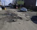на улице рыбной в границах от дома номер 117 до 127 убитая дорога. ямы глубиной до 17см в радиусе некоторый более метра. дорога не просто убитая, она опасна для передвижения по ней....