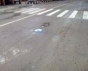 Асфальт меняли не так давно.                      Но небыло проведено земляных работ - подготовка дорожной подушки, дренаж. Асфальт вспучивает и крошит, слой явно тонкий.