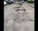 Образование просадочных деформаций и повреждений асфальтобетонного покрытия (ямы, выбоины, трещины).