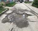 Образование просадочных деформаций и повреждений асфальтобетонного покрытия (ямы, выбоины, трещины).