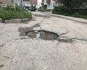Образование просадочных деформаций и повреждений асфальтобетонного покрытия (ямы, выбоины, трещины).