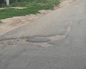 Дорожное покрытие имеет многочисленные дефекты на всём выделенном участке: ямы, трещины, глубокие выбоины.