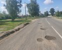 На проезжей части расположены несколько ям из-за чего водителям приходится их объезжать по встречной полосе или обочине, что формирует земляной вал на обочине. Из-за вала затруднён подъезд к дому