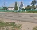 На проезжей части расположены несколько ям из-за чего водителям приходится их объезжать по встречной полосе или обочине, что формирует земляной вал на обочине. Из-за вала затруднён подъезд к дому