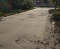 Дорожное покрытие разрушено, ширина дороги не позволяет разъезжаться двум автомобилям без заезда в ямы