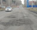 невозможная дорога, чтобы не бить колеса приходится выезжать на встречную полосу движения