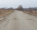 На всем протяжении участка дороги ямы, дорогу не ремонтировали с момента постройки, жители сами засыпают ямы, кто чем может