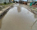 отсутствует дорожное покрытие. вся дорога в ямах, в период дождей образуются огромные лужи, которые невозможно обойти. Дети по пути в школу и обратно, при попытке обойти лужи, подскальзываются и падают, рискуя что-то сломать себе. С коляской вообще не возможно пройти.