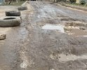 отсутствует дорожное покрытие. вся дорога в ямах, в период дождей образуются огромные лужи, которые невозможно обойти. Дети по пути в школу и обратно, при попытке обойти лужи, подскальзываются и падают, рискуя что-то сломать себе. С коляской вообще не возможно пройти.