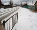 Нет тротуара, пешеходы теснятся с автомобилями.