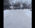 дорога и тротуар не чищены. колея в одну сторону.