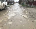 Органы муниципалитета отвечают за качество дорог местного назначения. Это указано в законе №131-ФЗ от 06.10.2003 ч.1, ст.14, п. 5. Уведомляю Вас, что дорожное покрытие ул. Полковая (в указанном месте на карте)не соответствует ГОСТ Р 50597-93 Автомобильные дороги и улицы. Требования к эксплуатационному состоянию, допустимому по условиям обеспечения безопасности дорожного движения. Имеются ряд дефектов в виде ямы, выбоин, келейности (зазоры под рейкой КОНДОР выше допустимых значений явно не вооруженным златом) которые снижают безопасность движения. Также не обеспечен водоотвод с проезжей части (кюветы просто отсутствуют). Как специалист с дорожным образованием, прошу Вас рассмотреть в кратчайшие сроки данный вопрос и устранить данные дефекты путём ремонтного профилирования покрытия с добавлением нового материала с полным соблюдением технологии устройства щебеночных покрытий, а не просто пригнать грейдер и нарисовать что мы тут были. Речь идёт за отсыпку дорожной одежды из щпс с уплотнением. Надеюсь на понимание. Фото дефектов прилагаю. Также хочу получить письменный ответ с указанием точных сроков устранения дефектов, а не размытые ответы, что нет материала, как только так сразу