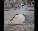 Огромная яма на Днепровском 113 (возле детского сада).
