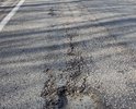 дорога покрыта выбоинами.
