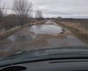 огромные ямы автомобиль буквально тонет, в дождливою погоду невозможно подъехать к дому