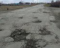 Участок автодороги в плохом состоянии, и никто его не обслуживает и по видимому не собирается в ближайшее время его делать. Дорога пролегает до школы, до остановки, ходит общественный автобус, вот по таким дорогам. Участок дороги небольшой, а дорога в плохом состоянии.
