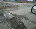 Участок автодороги в плохом состоянии, и никто его не обслуживает и по видимому не собирается в ближайшее время его делать. Дорога пролегает до школы, до остановки, ходит общественный автобус, вот по таким дорогам. Участок дороги небольшой, а дорога в плохом состоянии.