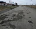 Участок автодороги в плохом состоянии, и никто его не обслуживает и по видимому не собирается в ближайшее время его делать. Дорога пролегает до школы, до остановки, ходит общественный автобус, вот по таким дорогам. Участок дороги небольшой, а дорога в плохом состоянии.