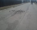 Грунтовые воды разрушают асфальт. Отсутствует дренаж для свободного движения воды.