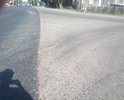 На перекрёске ул. Ленина и съезда в сторону моста, участок метров 30 длиной - не доложен слой асфальта, стались ступени